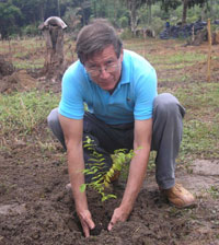Hans Peter Aeberhard plantando la primera guayaba