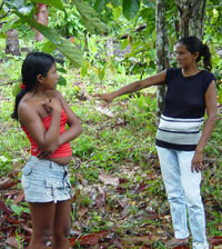 Dos mujeres en la selva tropical